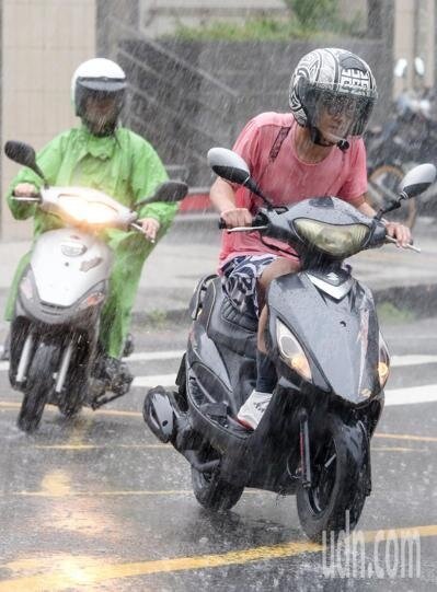 中央氣象局說，今天天氣仍受東北季風影響，北台灣持續是比較溼涼的天氣。聯合報系資料照／鄭清元攝影
