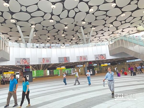 高雄新火車站成為新興地標，未料大廳懸掛巨幅廣告挨批醜，就連操刀的建築師也認為不妥 。（柯宗緯攝）