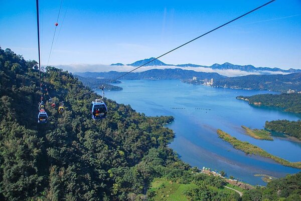 日月潭九族文化村獲選網路景點搜尋榜首，配合花火節推出優惠案，即起到11月18日的周休日，門票優惠價650元、日纜250元。圖／九族文化村提供
