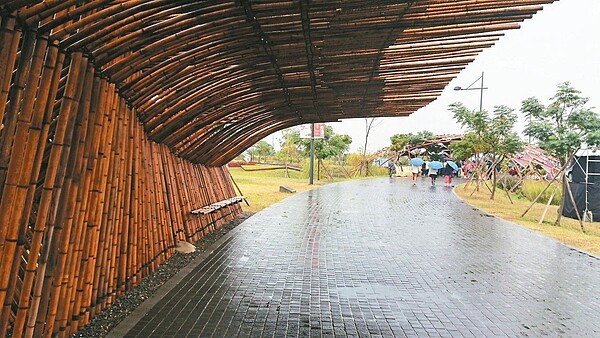 故宮南院遊客中心到至美橋之間,規劃竹編裝置藝術「 生命之樹藝術大道」。 記者卜敏正/攝影