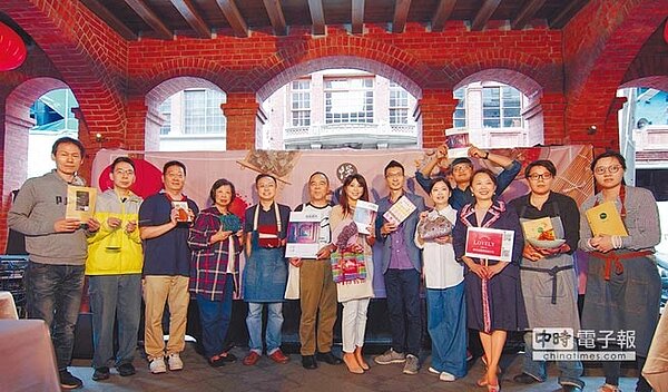 《台北畫刊》本期以「大埕小事」為主題,發行大稻埕專刊,邀請在地老店新秀展示壓箱寶。(吳堂靖攝)