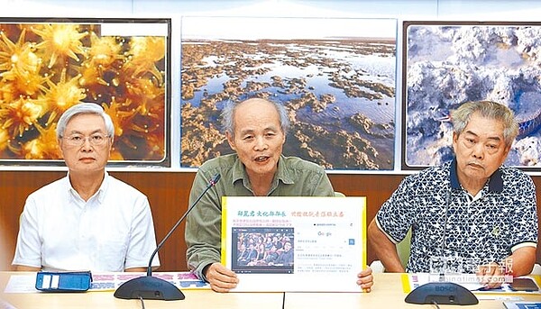 搶救大潭藻礁行動聯盟召集人潘忠政(中)曾向蔡總統喊話,履行她在2013年寫下「藻礁永存」的承諾,並質疑能源政策為什麼像煎蛋一樣隨意翻來翻去?(本報資料照片)