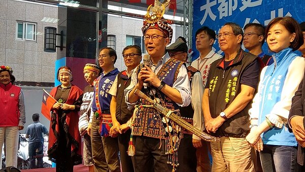 國民黨台北市長參選人丁守中原住民後援會上午成立,丁守中穿著排灣族勇士服飾到場,並受贈勇士刀。記者楊正海/攝影