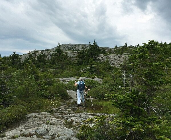 越來越多人選擇獨自上路,因為他們旅行時可自在做想做的事。圖為一名登山客攀爬美國蒙納德諾克山。美聯社