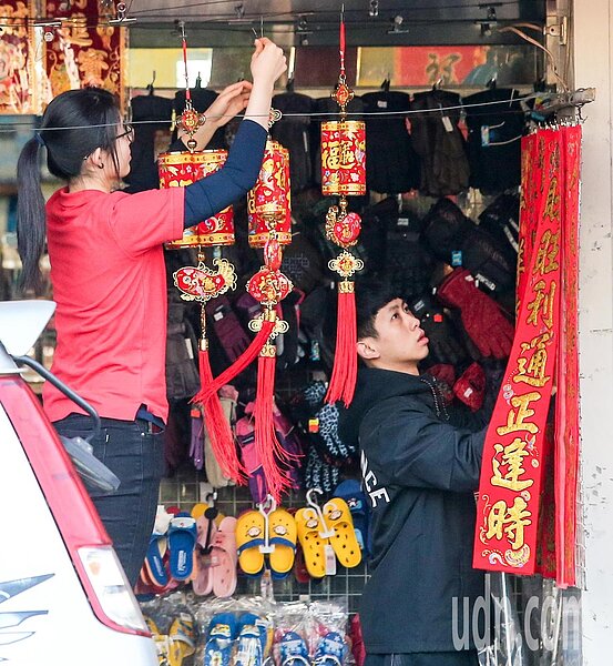 春節連假到來前,店家掛上春聯吊飾準備做生意販售。聯合報系資料照/記者鄭清元攝影