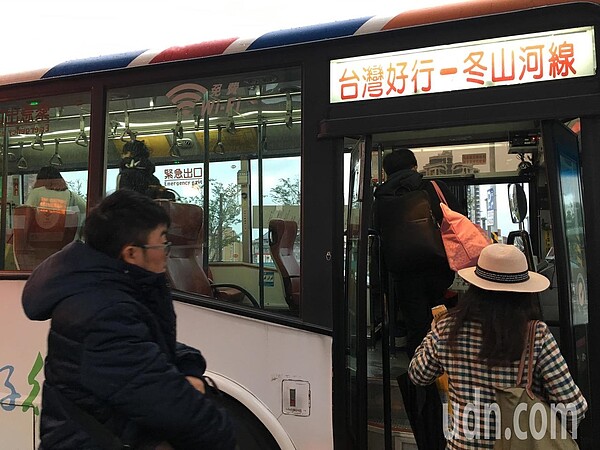 春節期間,民眾可搭乘台灣好行、台灣觀巴等專車出遊,避免塞車。記者吳姿賢/攝影