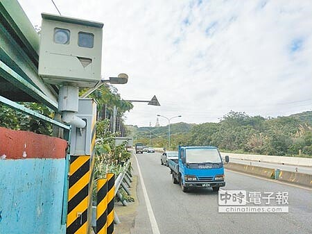 桃園市龜山區東萬壽路622號前照相桿蟬聯「測照王」，2018年共拍到18567件，是桃園最多。（賴佑維攝） 