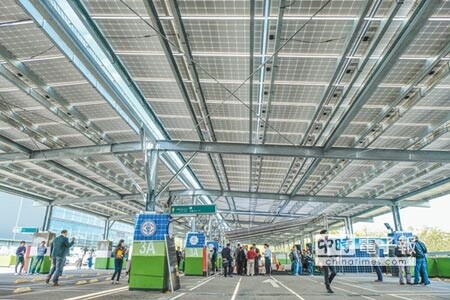新竹科學園區矽導立體停車場屋頂型太陽能電廠,不會影響停車還可遮風避雨。(羅浚濱攝)