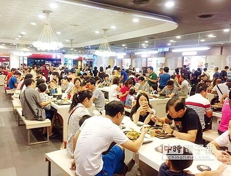 相對於單純發放消費券,僅發揮增加可支配所得的作法,超收稅收的應用方式,或許可以重新設計相關配套,應可協助各地夜市商圈的攤商與小商家帶動一波波的改變!圖/本報資料照片