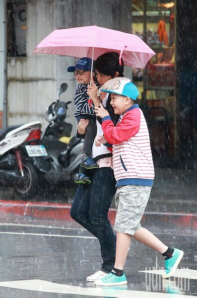 中央氣象局指出，周三至五東北季風增強、影響，強度上較上一波強，水氣也較多。聯合報系資料照／記者林伯東攝影 
