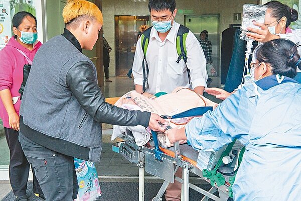 花蓮重病男嬰昨早由救護車從慈濟醫院送至台大醫院,出發前男嬰爸爸(前左)緊張不捨。 記者蔡翼謙/攝影