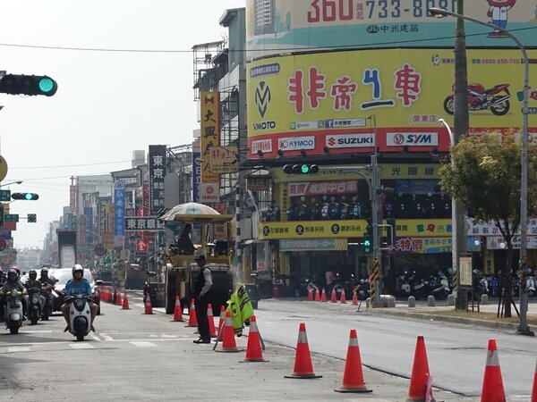 配合台灣燈會，屏東市區最近進行路面翻修工程，但也因為施工的道路實在太多，引來民眾抱怨連連。記者翁禎霞／攝影 