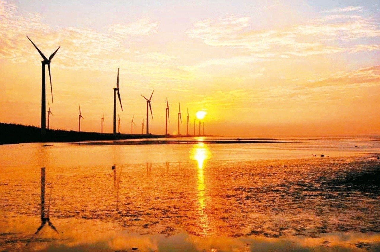 彰化縣府昨天直接將廠商的風場計畫書退回經濟部,公文只寫著「無涉本府職權,檢還所送書件」。 圖/聯合報系資料照片