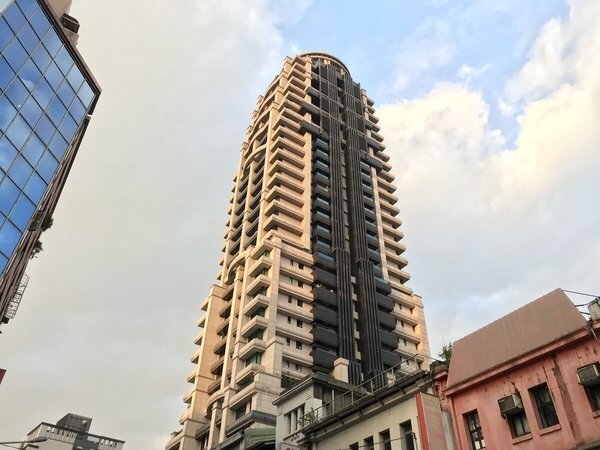 博愛特區的指標豪宅「揚昇君臨」,去年一戶流入法拍,卻連續二拍流標。好房網News資料照片