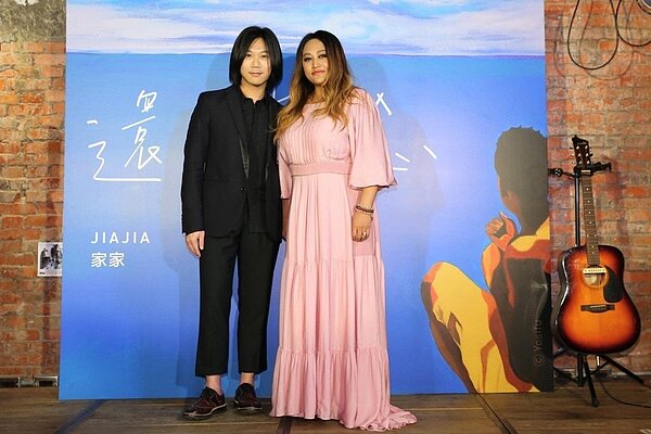 家家的發片記者會在離線咖啡舉辦,瑪莎擔任專輯製作總監特地現身。圖/相信音樂提供