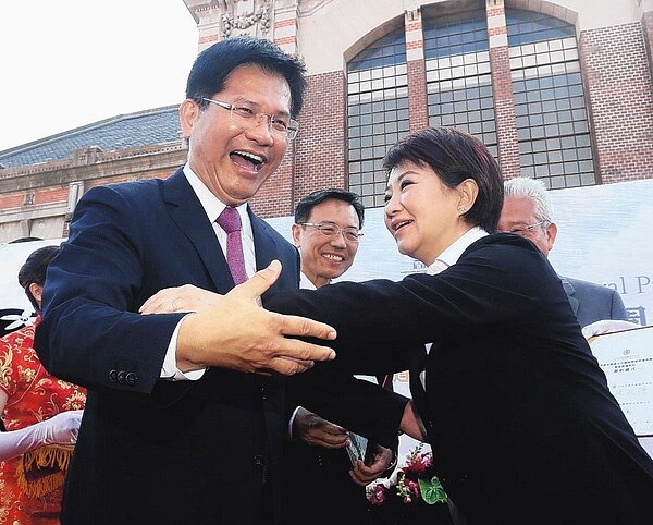 「龍燕之戰」選後火花不斷，台中市長盧秀燕（右）說暫緩建設「大台中山手線」除非中央補助到位。交通部長林佳龍說要台中政府提出具體報告，否則會按原定計畫進行。聯合報系資料照
