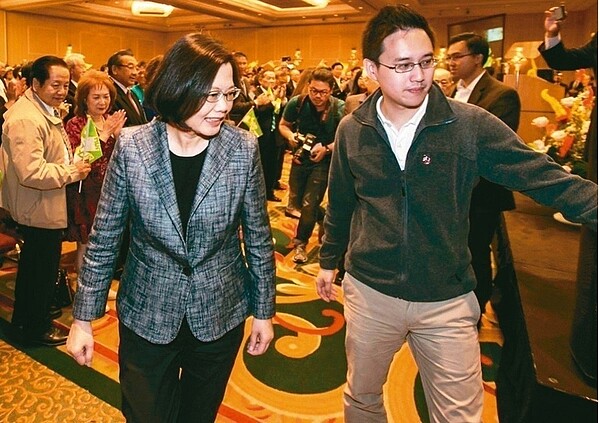 蔡英文總統(左)與口譯哥趙怡翔(右)。報系資料照
