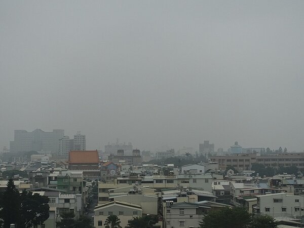 屏東地區目前的空氣品質呈橘色提醒。記者翁禎霞/攝影