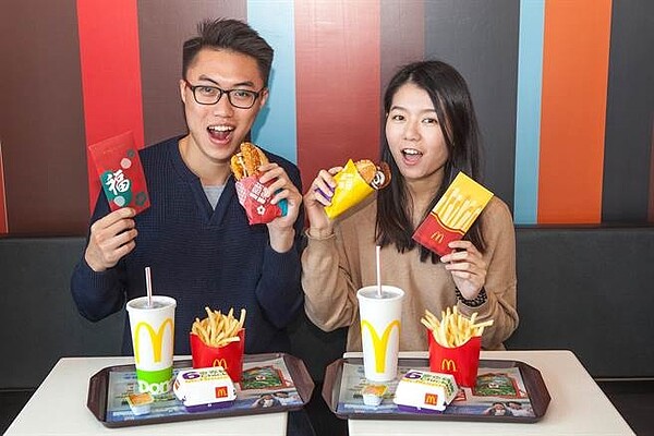 麥當勞換新菜單,部分商品包括麥脆雞套餐即起停售,換上限定金迎招財薯來堡等新商品。(資料照,麥當勞提供)