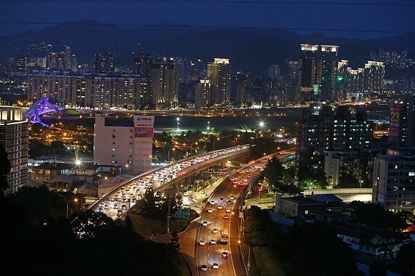 今年除了春節9天連假國道凌晨0至5時暫停收費,「今年還有好幾個連假,也都將以此原則推動」。 本報系資料照/記者陳柏亨攝影