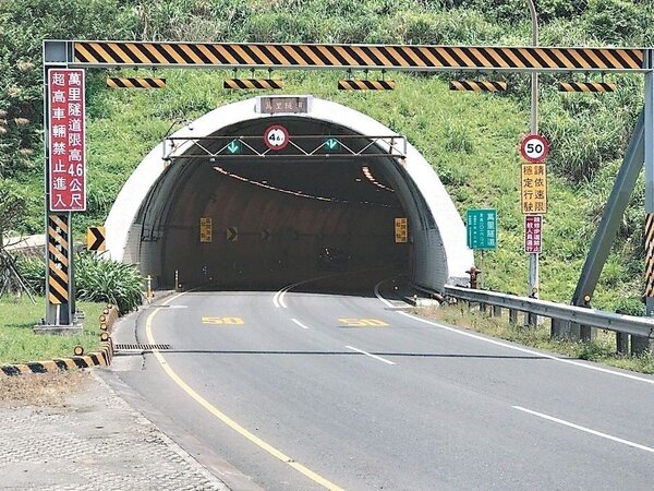 萬里隧道去年率全國之先實施區間測速，遏止超速效果奇佳，今年北宜公路和西濱快速道路彰化段都確定要興設了。 