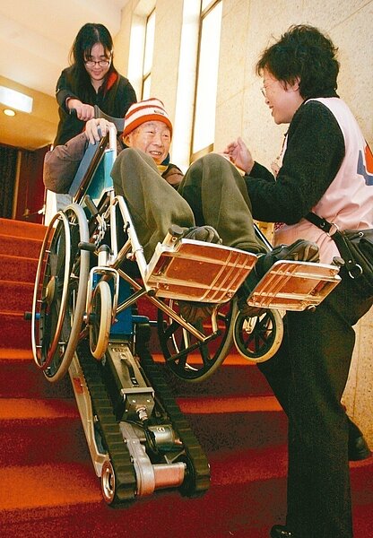 台北市議員李明賢調閱資料發現，北市府社會局儘管擁有20台爬梯機，但平均每月服務人次不到12人次，甚至去年單月最低還僅有6人次，老人照顧政策顯然破功。圖／報系資料照