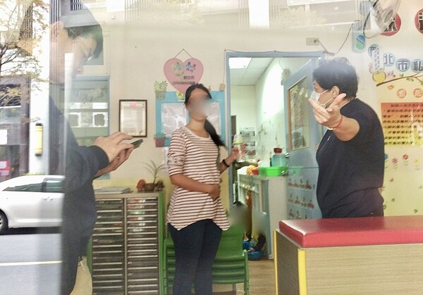 淯薪托嬰中心夏姓主任(右)面對虐童態度不善。 聯合報系資料照片/記者魏翊庭攝影