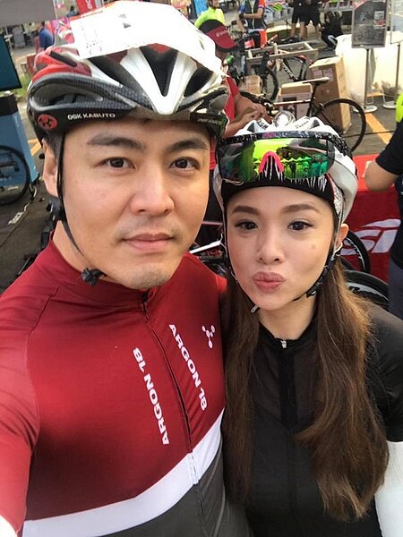 劉至翰上個月才和老婆Vivian高調曬恩愛。圖/摘自臉書