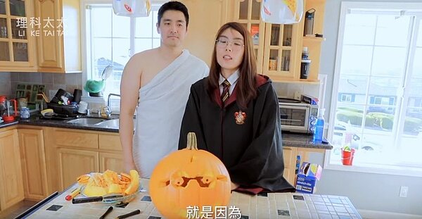 理科太太(右)與理科先生的自然互動頗受廣大網友歡迎。圖/摘自YouTube