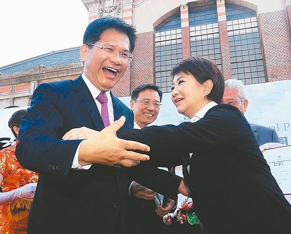 台中市長盧秀燕(右)考慮暫緩建設「大台中山手線」;交通部長林佳龍要政府提出具體報告,否則按原定計畫進行。 圖/聯合報系資料照片