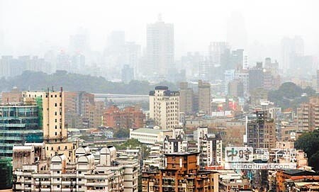 台北市政府擬定持續調降單一且自住房屋稅,市長柯文哲16日出面否認是為總統大選鋪路,強調「房子是用來住,不是用來炒的」。(范揚光攝)