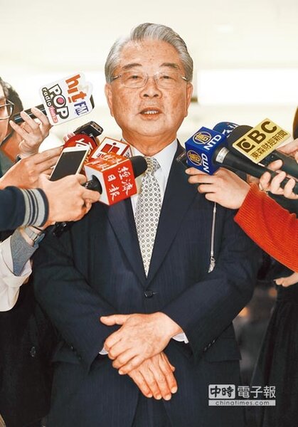 
三三會理事長許勝雄16日受訪表示，行政院長蘇貞昌的綽號叫「衝衝衝」，我想他有他的企圖心與執行力，來面對全球環境變化。（劉宗龍攝）
 