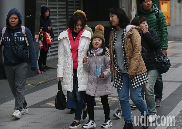 中央氣象局說,下周一、下周二東北季風或大陸冷氣團影響,各地氣溫會再下降。聯合報系資料照/記者林俊良攝影