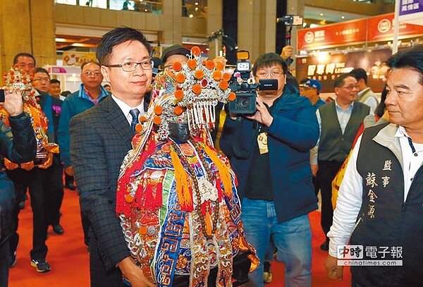 貿協董事長黃志芳恭迎媽祖駐駕世貿一館年貨展。（圖／外貿協會提供）