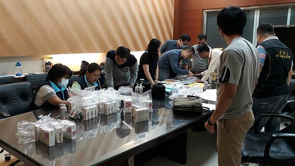 檢調人員逐一清點並查扣多達44萬餘粒疑是偽藥的成品。圖/雲林地檢署提供