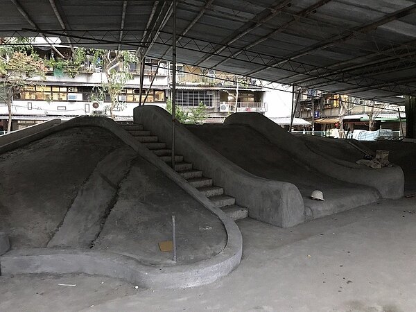 基隆市七堵區南興街的正光兒童遊戲場,因長期以來破舊不堪,基隆市政府花300多萬元改建,目前進度八成已快完工,但居民卻批評造型像墳墓,晚上看起來「毛毛的」。記者游明煌/翻攝