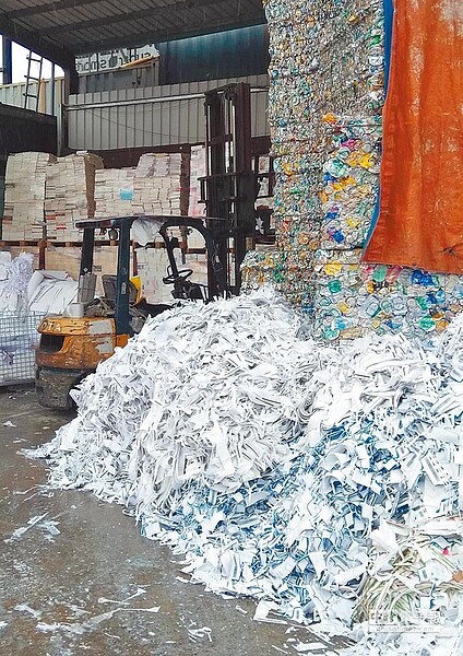 賣不出去的書會被書店退回出版社,最後送到回收場銷毀。(李赫提供)