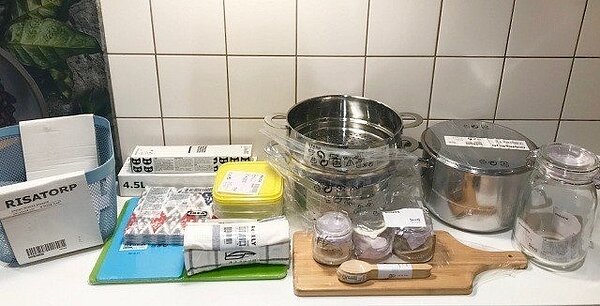 網友把IKEA福袋打開,發現內容物多達14樣。 圖/翻攝自外媒「Soranews24」