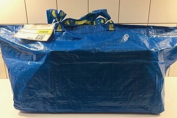 網友在日本IKEA買下一個價值新台幣850元的福袋。 圖/翻攝自外媒「Soranews24」