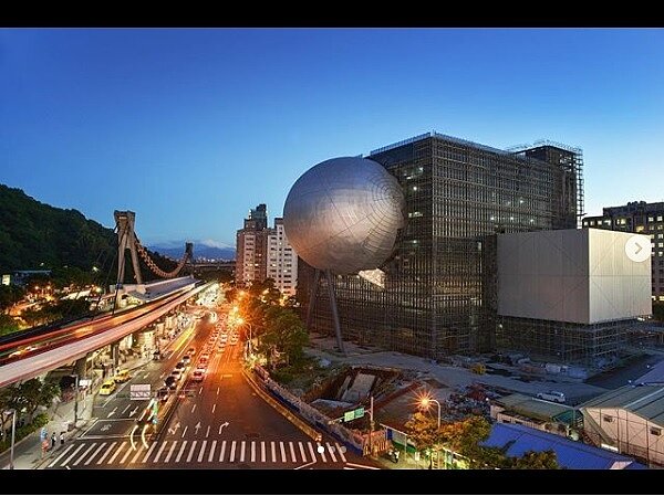 台北表演藝術中心近來已拉抬周遭行情。(圖/擷取自OMA Instagram)