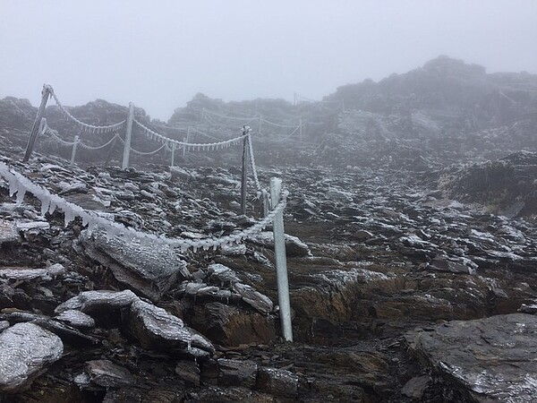 天冷，但濕度不夠，玉山北峰今天清晨出現霧淞結冰。圖／玉管處提供