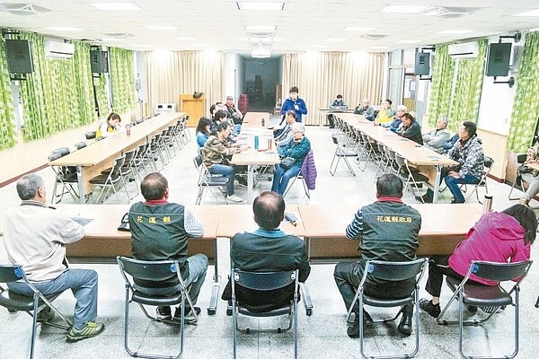 新光兆豐休閒農場擬在自有土地兆豐段216地號與生豐電力公司打造66公頃太陽光電發電廠,公所昨邀周邊住戶、鎮民代表高進福等人發表意見。 記者蔡翼謙/攝影