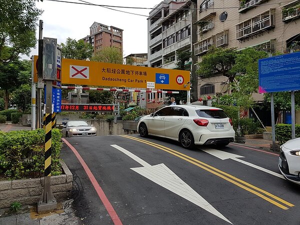 北市府因應春節前採購停車需求，年貨大街舉辦期間的1月19日到2月3日，迪化街周邊停車場、路邊停車格，停車費率都將調漲。 記者翁浩然／攝影