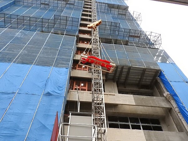 新北市大陳社區第2單元都市更新2016年動工,今天上梁,預計明年完工。記者祁容玉/攝影