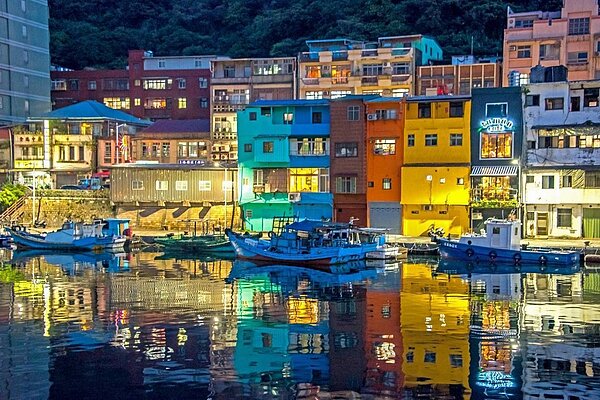 正濱漁港彩繪懷舊碼頭攝影比賽，金牌奬「燈光輝璧」，讓人驚豔不已。圖／基隆市政府提供