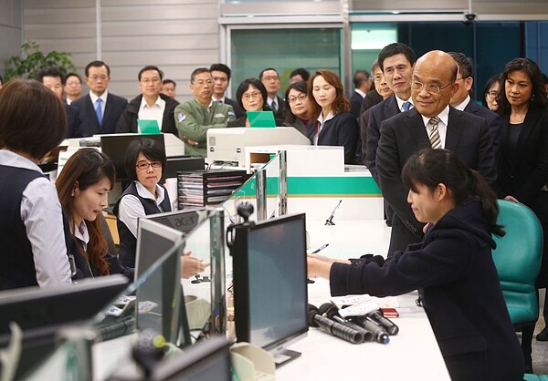 行政院長蘇貞昌(右二)要求部會「簡政便民」,圖為蘇揆昨天前往合庫了解銀行臨櫃基本交易。 記者高彬原/攝影