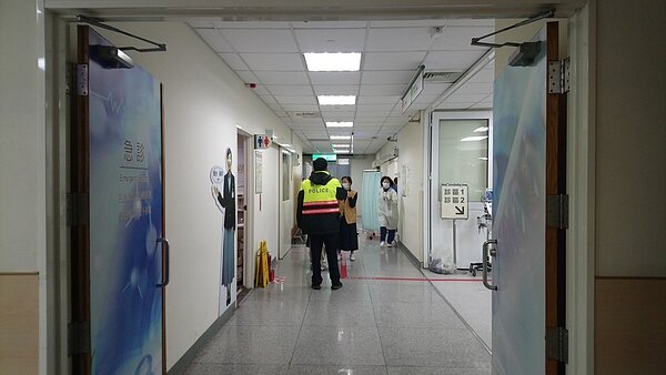 8歲女童被折疊桌夾死,送醫急救仍不幸過世,警方到場調查。記者謝恩得/攝影