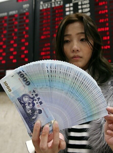 八家金融機構,共453個據點提供民眾兌換新鈔服務。 聯合報系資料照/記者杜建重