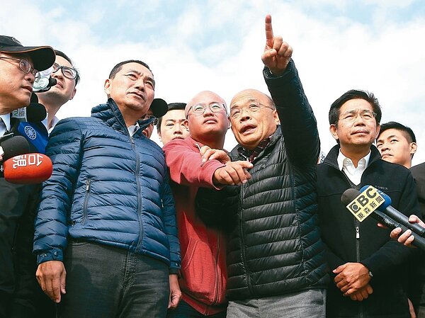 行政院長蘇貞昌(右三)昨天由新北市長侯友宜(左三)陪同,視察金山區沙珠灣,承諾中央與地方一同打造成衝浪勝地。 記者余承翰/攝影