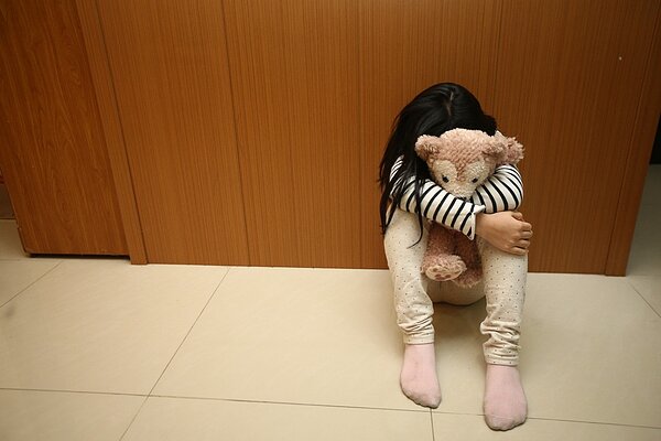 虐童事件頻傳,衛福部行文各縣市政府,盡速在網站設置專區,公告不適任托育人員及機構負責人訊息。圖/聯合報系資料照片